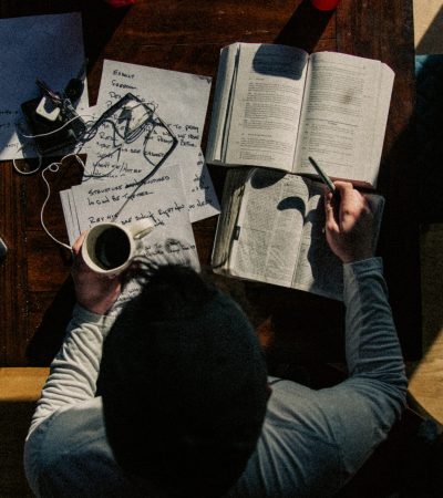 Estudando-a-biblia-com-dedicacao-scaled.jpg